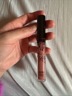 Kylie Cosmetics gloss in Candy K